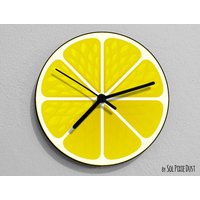 Lemon Fruit Wanduhr von SolPixieDust