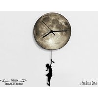 Mädchen Mit Zopf Schwingt Auf Dem Mond - Wanduhr Pendel Unikat Wanddeko Geschenkidee Mädchen Mit Zopf Schwingt Auf Dem Mond - Wanduhr Pendel Unikat Wanddeko Geschenkidee von SolPixieDust