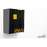 Mailbox Mit 3D-Acrylgesicht, Aluminium-Metallic-Grau-Körper Und Gelben Zahlen, Benutzerdefinierte Im Modernen Stil An Der Wand Befestigter Mailbox Mit 3D-Acrylgesicht, Aluminium-Metallic-Grau-Körper Und Gelben Zahlen, Benutzerdefinierte Im Modernen Stil An Der Wand Befestigter von SolPixieDust