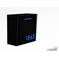 Mailbox Mit Aluminium Schwarz Gesicht Und Körper Blauen Acrylzahlen, Modernes Design, Benutzerdefinierte Mailbox, Wand Mailnest Typ 1 Mailbox Mit Aluminium Schwarz Gesicht Und Körper Blauen Acrylzahlen, Modernes Design, Benutzerdefinierte Mailbox, Wand Mailnest Typ 1 von SolPixieDust