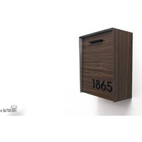Briefkasten Mit Holz-Walnuss-Aluminium-Front Und -Körper Schwarzer Acrylnummer, Individueller Im Modernen Design, Wandmontierter Briefkasten von SolPixieDust