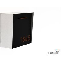 Mailbox Mit Schwarzem Aluminium Gesicht, Brush Silver Körper Und Holz Lack Zahlen, Modernes Design, Custom Wall Mounted Mailbox, Mailnest Typ 1 von SolPixieDust