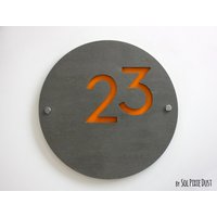 Moderne Hausnummer Rund Beton Mit Gelb Acryl - Schild von SolPixieDust