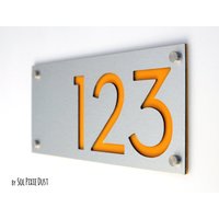 Moderne Hausnummern, Alucobond Mit Gelber Acryl - Hausnummer von SolPixieDust