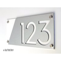Moderne Hausnummern, Alucobond Mit Weißer Acrylfarbe - Hausnummer Schild von SolPixieDust