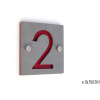 Moderne Hausnummern, Eine Nummer Quadratisch Beton Mit Roter Acryl - Hausnummer Schild Türnummer von SolPixieDust