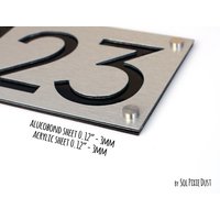 Moderne Hausnummern, Orange Alucobond Mit Schwarzem Acryl - Vertikal 2 Hausadresse Schild Türnummer von SolPixieDust