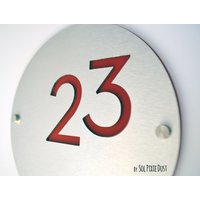 Moderne Hausnummern, Rundes Alucobond Mit Rotem Acryl - Moderne Hausadresse Schild Türnummer von SolPixieDust