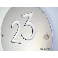 Moderne Hausnummern, Rundes Alucobond Mit Weißer - Zeitgemäßer Hausadresse Schild Türnummer von SolPixieDust