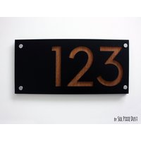 Moderne Hausnummern , Rechteck Acryl Mit Marinefarbenem Sperrholz - Hausnummer Schild von SolPixieDust