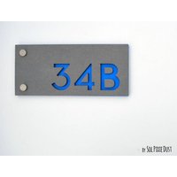 Moderne Hausnummern , Rechteck Beton Mit Blauer Acryl - Hausadresse Schild Türnummer von SolPixieDust