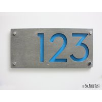 Moderne Hausnummern , Rechteck Beton Mit Blauer Acryl - Hausadresse Schild Türnummer von SolPixieDust