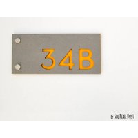 Moderne Hausnummern , Rechteck Beton Mit Gelb Acryl - Hausadresse Schild Türnummer von SolPixieDust