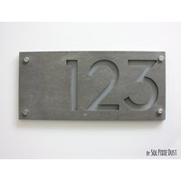 Moderne Hausnummern , Rechteck Beton Mit Grauem Acryl - Hausnummer Schild von SolPixieDust