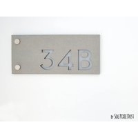 Moderne Hausnummern , Rechteck Beton Mit Grauer Acryl - Hausadresse Schild Türnummer von SolPixieDust