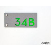 Moderne Hausnummern , Rechteck Beton Mit Hellgrüner Acryl - Hausadresse Schild Türnummer von SolPixieDust