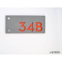 Moderne Hausnummern , Rechteck Beton Mit Orange Acryl - Hausadresse Schild Türnummer von SolPixieDust