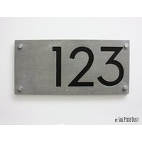 Moderne Hausnummern , Rechteck Beton Mit Schwarzem Acryl - Hausadresse Schild Türnummer von SolPixieDust