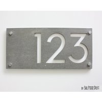 Moderne Hausnummern , Rechteck Beton Mit Weißem Acryl - Hausadresse Schild Türnummer von SolPixieDust