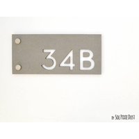 Moderne Hausnummern , Rechteck Beton Mit Weißem Acryl - Hausadresse Schild Türnummer von SolPixieDust