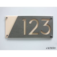 Moderne Hausnummern Aus Beton Mit Beigem Acryl - Hausnummer Schild von SolPixieDust