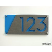 Moderne Hausnummern Aus Beton Mit Blauem Acryl - Hausnummer Schild Moderne Hausnummern Aus Beton Mit Blauem Acryl - Hausnummer Schild von SolPixieDust
