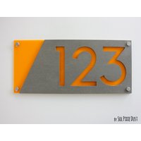 Moderne Hausnummern Aus Beton Mit Gelber Acrylglasur - Hausnummer von SolPixieDust
