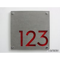 Moderne Hausnummern Aus Beton Mit Rotem Acryl - Hausadresse Schild Türnummer von SolPixieDust