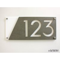 Moderne Hausnummern Aus Beton Mit Weißer Acrylfarbe - Hausnummer Schild von SolPixieDust