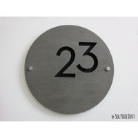 Moderne Hausnummern Aus Rundem Beton Mit Schwarzem Acryl - Hausnummer Schild von SolPixieDust
