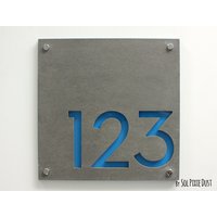 Moderne Hausnummern Quadratisch Aus Beton Mit Blauer Acrylfarbe - Hausnummer Schild von SolPixieDust
