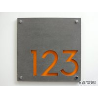 Moderne Hausnummern Quadratisch Aus Beton Mit Gelber Acrylfarbe - Hausnummer Schild von SolPixieDust