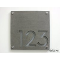 Moderne Hausnummern Quadratisch Aus Beton Mit Grauer Acrylfarbe - Hausnummer Schild von SolPixieDust