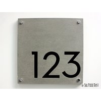 Moderne Hausnummern Quadratisch Aus Beton Mit Schwarzem Acryl - Hausnummer Schild von SolPixieDust