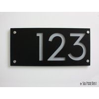 Moderne Hausnummern - Rechteck Schwarz Mit Grauem Acryl Hausadresse Schild Türnummer Hotelzimmernummer von SolPixieDust