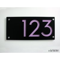 Moderne Hausnummern - Rechteck Schwarz Mit Lila Acryl Hausadresse Schild Plakette Türnummer Hotelzimmer Nummern von SolPixieDust