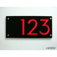 Moderne Hausnummern - Rechteck Schwarz Mit Rotem Acryl Hausadresse Schild Türnummer von SolPixieDust