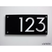 Moderne Hausnummern - Rechteck Schwarz Mit Weiß Acryl Hausadresse Schild Türnummer von SolPixieDust