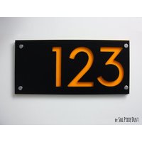 Moderne Hausnummern - Rechteckiges Schwarz Mit Orange-Gelbem Acryl Moderne Hausadresse Schild Türnummer Hotelnummer von SolPixieDust