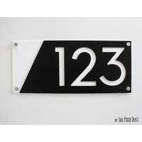 Moderne Hausnummern Schwarz Mit Weißer Acrylfarbe - Hausnummer Schild von SolPixieDust
