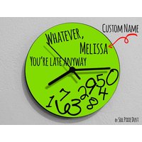 Personalisierte Name Jeder Zeit, Du Bist Trotzdem Spät Dran/Rund Grün - Wanduhr Rgb Led 5V Option Personalisierte Name Jeder Zeit, Du Bist Trotzdem Spät Dran/Rund Grün - Wanduhr Rgb Led 5V Option von SolPixieDust