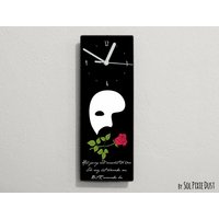 Phantom Der Opern Zitate - Wie Jung Und Unschuldig Wir Waren. Sie Kann Sich Nicht An Mich Erinnern, Aber Ich Erinnere Sie Wanduhr von SolPixieDust