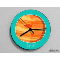 Planet Jupiter Cartoon - Wanduhr Planet Jupiter Cartoon - Wanduhr von SolPixieDust