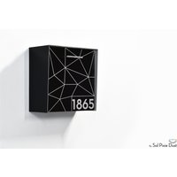 Schwarzer Aluminium | Acp Briefkasten Mit Silberfaser-Lasergravur Moderne Benutzerdefinierte Personalisierte An Der Wand Montierte Abstraktes Design von SolPixieDust