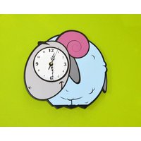 Süßer Kleiner Widder Cartoon - Wanduhr Süßer Kleiner Widder Cartoon - Wanduhr von SolPixieDust