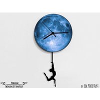 Turnakrobat Schwingt Auf Dem Mond - Wanduhr Mit Pendel Unikat Wanddeko Geschenkidee von SolPixieDust
