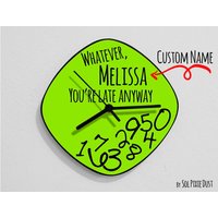 Wanduhr Mit Name, Du Bist Trotzdem Spät Dran/Oval Grün von SolPixieDust
