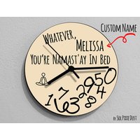 Wanduhr Mit Name Was Auch Immer, Du Bist Namast'ay Im Bett/Rund Weiß Wanduhr Mit Name Was Auch Immer, Du Bist Namast'ay Im Bett/Rund Weiß von SolPixieDust