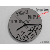 Wanduhr Mit Name Was Auch Immer, Du Bist Trotzdem Spät Dran/Runde Graue Wanduhr Mit Name Was Auch Immer, Du Bist Trotzdem Spät Dran/Runde Graue von SolPixieDust