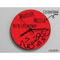 Wanduhr Mit Name Was Auch Immer, Du Bist Trotzdem Spät Dran/Runde Rote von SolPixieDust